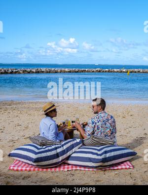 Frühstück am Strand, Frühstückssetting an einem tropischen Strand auf Mauritius. Paar Mann und Frau am Strand Stockfoto