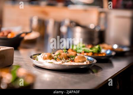 Nahaufnahme von köstlichem Focaccia, serviert auf dem Teller auf der Küchentheke im Restaurant Stockfoto