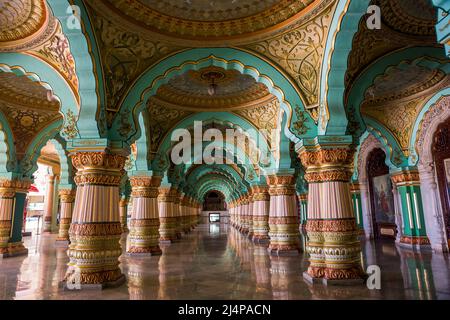 Durbar Hall oder Audience Hall im königlichen Mysore Palace. Wunderschön dekorierte Innendecke und Säulen. Mysore, Karnataka, Indien Stockfoto