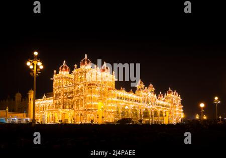 Voll erleuchteter großer Mysore Palast während der Dasara (Vijaya Dashami) Festivals, Mysuru, Karnataka, Indien Stockfoto