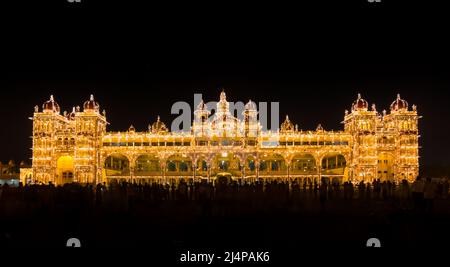 Voll erleuchteter großer Mysore Palast während der Dasara (Vijaya Dashami) Festivals, Mysuru, Karnataka, Indien Stockfoto