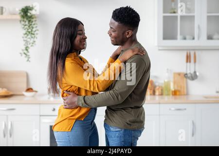 Porträt Eines Jungen Liebenden Schwarzen Paares Mit Romantischen Momenten Zu Hause Stockfoto