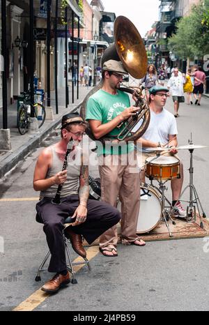 New Orleans, Louisiana, USA - Juli 17 2009: Jazz Band mit Sousaphone, Klarinette und Drums, die im Freien auf der Bourbon Street spielen. Stockfoto