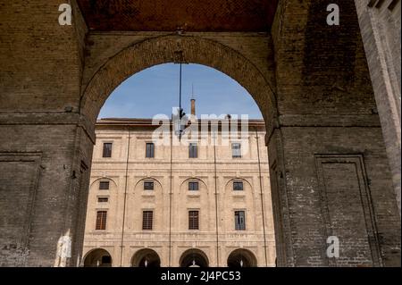 Ein Blick auf den Palazzo della Pilotta, Parma, Italien, eingerahmt von einem Bogen Stockfoto