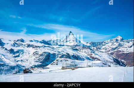 Panoramablick auf das Matterhorn vor blauem Himmel in der Alpenregion Stockfoto