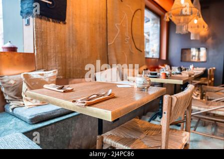 Tisch und Stühle im klassischen Stil in einem beleuchteten Restaurant im luxuriösen Resort Stockfoto