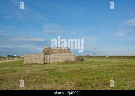 El vilatge de pescadors / Le Village de pêcheurs, das alte Fischerdorf in Canet, in der Nähe von Perpignan, Frankreich. Die alten Fischerhütten mit Strohdächern Stockfoto