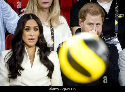 DEN HAAG - der Herzog und die Herzogin von Sussex, Prinz Harry und seine Frau Meghan Markle, besuchen die Sitzvolleyball-Sektion der fünften Ausgabe der Invictus Games, einer internationalen Sportveranstaltung für Militärangehörige und Veteranen, die während ihrer Militärarbeit psychisch oder körperlich verletzt wurden. ANP SEM VAN DER WAL Stockfoto