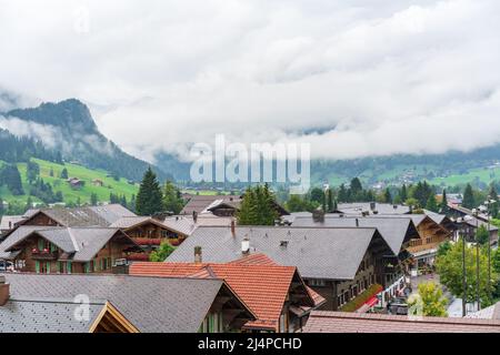 Chalets im Dorf Gstaad im Herbst Stockfoto