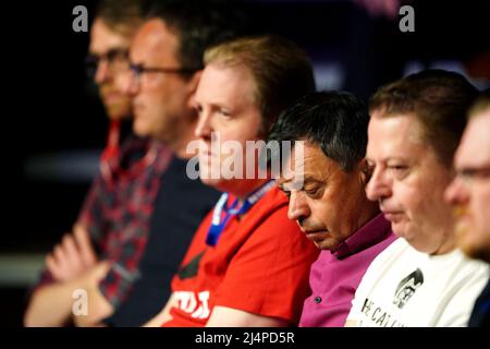 Ein allgemeiner Blick auf die Zuschauer am zweiten Tag der Betfred Snooker-Weltmeisterschaft im Crucible, Sheffield. Bilddatum: Sonntag, 17. April 2022. Stockfoto