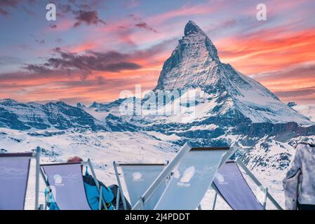 Touristen genießen das malerische Matterhorn gegen den Himmel von Stühlen während des Sonnenuntergangs Stockfoto