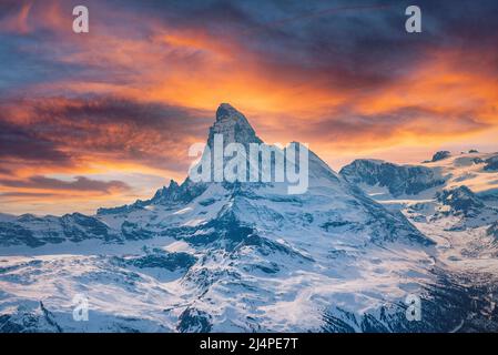 Schöner Matterhorn-Gipfel in den alpen bei Sonnenuntergang gegen bewölkten Himmel Stockfoto
