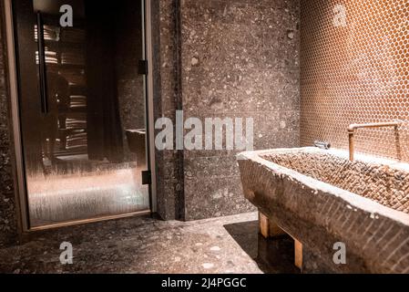 Einrichtung eines rustikalen Badezimmers mit strukturiertem Waschbecken in einem luxuriösen Resort Stockfoto