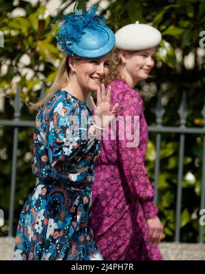 Die Gräfin von Wessex (links) und Lady Louise Mountbatten-Windsor verlassen den Ostergottesdienst in der St. George's Chapel im Windsor Castle in Bekshire. Bilddatum: Sonntag, 17. April 2022. Stockfoto