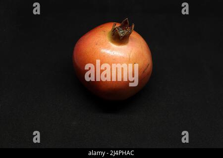 Nahaufnahme Granatapfel. Mit schwarzem Hintergrund Stockfoto