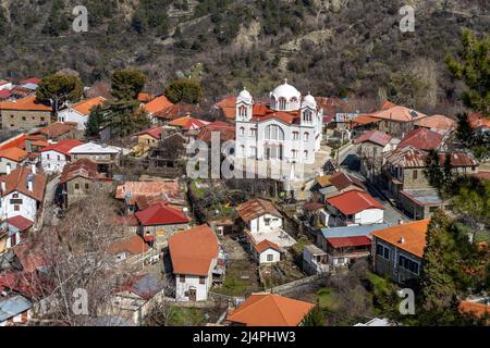 Die Kirche Timios Stavros oder Heilige-Kreuz-Kirche in Pedoulas von oben gesehen, Zypern, Europa | Pedoulas mit der Kirche des Heiligen Kreuzes Timios Sta Stockfoto