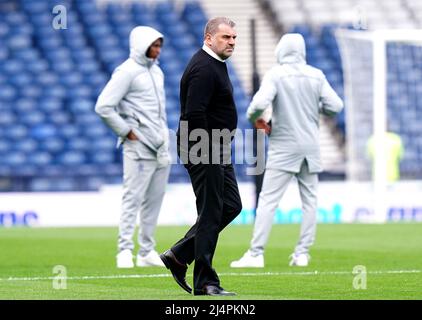 Celtic-Managerin Ange Postecoglou inspiziert das Spielfeld vor dem Halbfinale des Scottish Cups im Hampden Park, Glasgow. Bilddatum: Sonntag, 17. April 2022. Stockfoto