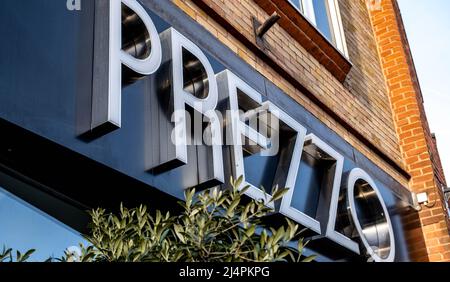 Epsom Surrey London, Großbritannien, April 17 2022, Prezzo Restaurant im italienischen Stil, Schild und Logo Stockfoto