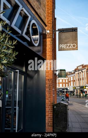 Epsom Surrey London, Großbritannien, April 17 2022, Prezzo Restaurant im italienischen Stil, Schild und Logo Stockfoto