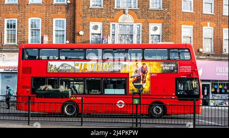 Epsom Surrey London, Großbritannien, April 17 2022, Red Double Decker Bus Public Transport Service Stockfoto