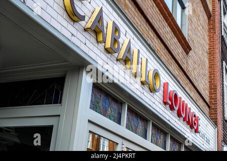 Epsom Surrey London, Großbritannien, April 17 2022, Caballo Lounge Restaurant und Bar Sign Stockfoto