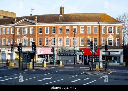 Epsom Surrey London, Großbritannien, April 17 2022, Blick auf die Epsom High Street ohne Menschen oder Verkehr Stockfoto