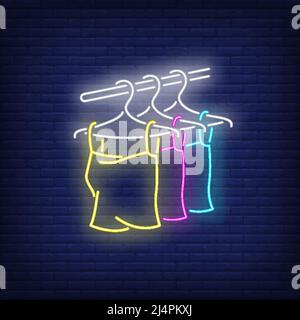 Tops auf Aufhänger Neonschild. Einkaufen, Mode, Bekleidung. Neues Sammlungskonzept. Vektor-Illustration im Neon-Stil für Werbung, Online-Shopping, Fash Stock Vektor