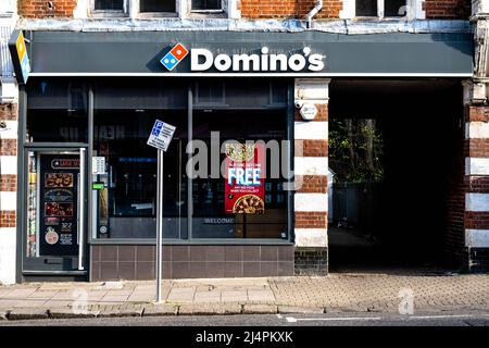 Epsom Surrey London, Großbritannien, April 17 2022, High Street Branch von Domino's Fast Food Takeaway Pizza Shop Stockfoto