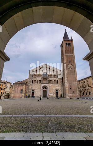 Die Kathedrale von Parma, Italien, eingerahmt von einem Bogen Stockfoto