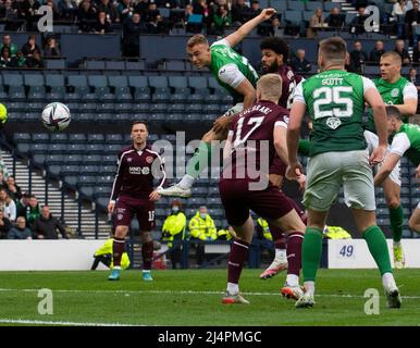 Glasgow, Großbritannien. 07. April 2022. Scottish Cup Halbfinale - Heart of Midlothian FC gegen Hibernian FC 07/04/2022 Pic Shows: Ein Weltklasse-Rette von Hearts Torwart Craig Gordon verhindert, dass Ryan HibsÕ PorteousÕ Kopf in der Mitte des Rückens ins Netz geht, während Hearts im Halbfinale des Scottish Cup in Hampden Park, Glasgow gegen Hibs treten Kredit: Ian Jacobs/Alamy Live News Stockfoto