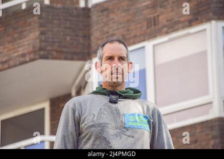 London, Großbritannien, 16.. April 2022. Der olympische Goldmedaillengewinnerin Etienne Stott kletterte zusammen mit einem anderen Aktivisten auf einen Shell-Tanker und blockierte eine Straße in Bayswater, während mehrere Demonstranten der Extinction Rebellion Unterstützung leistten. Der Sportler und Aktivist fordert ein Ende der fossilen Brennstoffe und fordert die Regierung auf, gegen die Klimakrise zu handeln. Stockfoto