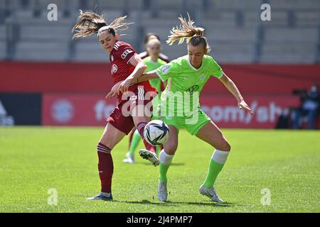 München, Deutschland. 17. April 2022. Ivana RUDELIC (FCB), Action, Duelle gegen Jill ROORD (VFL Wolfsburg), FC Bayern München - VFL Wolfsburg Fußball DFB Cup Women, Halbfinale am 17.. April 2022, FC Bayern Campus. DIE DFL-VORSCHRIFTEN VERBIETEN DIE VERWENDUNG VON FOTOS ALS BILDSEQUENZEN UND/ODER QUASI-VIDEO. Kredit: dpa/Alamy Live Nachrichten Stockfoto