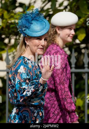 Die Gräfin von Wessex (links) und Lady Louise Mountbatten-Windsor verlassen den Ostergottesdienst in der St. George's Chapel im Windsor Castle in Bekshire. Bilddatum: Sonntag, 17. April 2022. Stockfoto