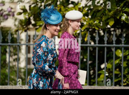 Die Gräfin von Wessex (links) und Lady Louise Mountbatten-Windsor verlassen den Ostergottesdienst in der St. George's Chapel im Windsor Castle in Bekshire. Bilddatum: Sonntag, 17. April 2022. Stockfoto