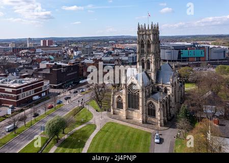 Eine Luftlandschaftsansicht der Minster Church of St. George in einem Stadtbild im Stadtzentrum von Doncaster mit dem Einkaufszentrum Frenchgate Center Stockfoto