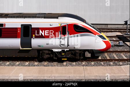 DONCASTER, GROSSBRITANNIEN - 15. APRIL 2022. Profilansicht eines Hitachi Azuma Class 801 Bi Modal Personenzuges in LNER-Lackierung mit Kopierraum Stockfoto