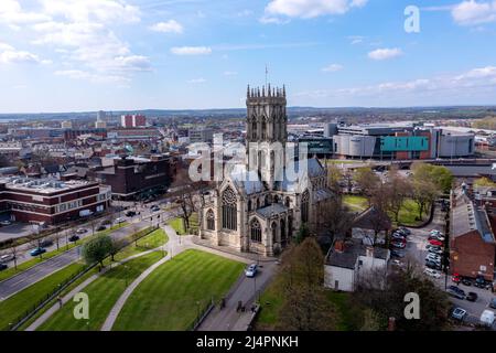 Eine Luftlandschaftsansicht der Minster Church of St. George in einem Stadtbild im Stadtzentrum von Doncaster mit dem Einkaufszentrum Frenchgate Center Stockfoto