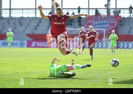 München, Deutschland. 17. April 2022. Ivana RUDELIC (FCB), Action, Duelle. FC Bayern München - VFL Wolfsburg Fußball DFB Pokal Women, Halbfinale am 17.. April 2022, FC Bayern Campus. DIE DFL-VORSCHRIFTEN VERBIETEN DIE VERWENDUNG VON FOTOS ALS BILDSEQUENZEN UND/ODER QUASI-VIDEO. Kredit: dpa/Alamy Live Nachrichten Stockfoto