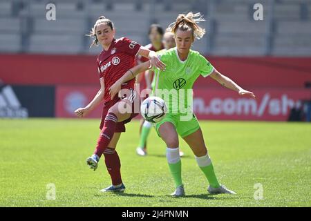 München, Deutschland. 17. April 2022. Ivana RUDELIC (FCB), Action, Duelle gegen Jill ROORD (VFL Wolfsburg), FC Bayern München - VFL Wolfsburg Fußball DFB Cup Women, Halbfinale am 17.. April 2022, FC Bayern Campus. DIE DFL-VORSCHRIFTEN VERBIETEN DIE VERWENDUNG VON FOTOS ALS BILDSEQUENZEN UND/ODER QUASI-VIDEO. Kredit: dpa/Alamy Live Nachrichten Stockfoto