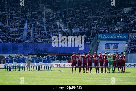 Rostock, Deutschland. 17. April 2022. Fußball: 2. Bundesliga, Hansa Rostock - Jahn Regensburg, Matchday 30, Ostseestadion. Die Teams und Stadionbesucher zollen vor dem Anpfiff dem verstorbenen Fußballspieler Joachim Streich Tribut. Quelle: Axel Heimken/dpa - WICHTIGER HINWEIS: Gemäß den Anforderungen der DFL Deutsche Fußball Liga und des DFB Deutscher Fußball-Bund ist es untersagt, im Stadion und/oder vom Spiel aufgenommene Fotos in Form von Sequenzbildern und/oder videoähnlichen Fotoserien zu verwenden oder zu verwenden./dpa/Alamy Live News Stockfoto