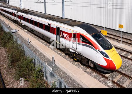 DONCASTER, GROSSBRITANNIEN - 15. APRIL 2022. Eine Luftaufnahme eines Passagierzuges der Hitachi Azuma Klasse 801 Bi Modal in LNER-Lackierung im Doncaster-Wartungsgleis Stockfoto