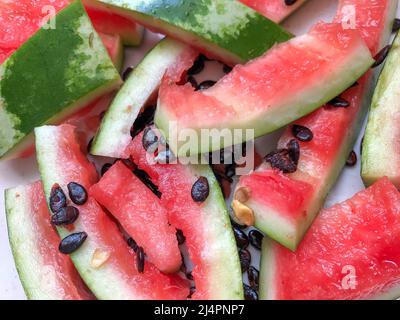 Wassermelone spült, Nahaufnahme Draufsicht Rinde und Samen Reste von geschnittenen oder verzehrten Wassermelonen Scheiben als Hintergrund. Lebensmittel oder Obst Reste Hintergrund oder Stockfoto