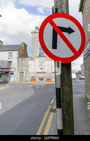 In einer irischen Stadt gibt es kein Schild mit der rechten Abbiegung. Stockfoto