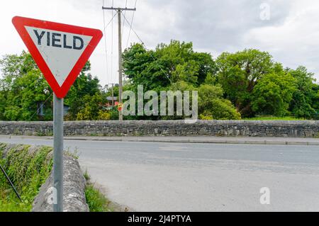 Schild „Yield“ (Give Way) an einer Kreuzung in einer irischen Stadt. Stockfoto