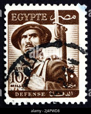 ÄGYPTEN - UM 1953: Eine in Ägypten gedruckte Briefmarke zeigt Soldier, um 1953 Stockfoto