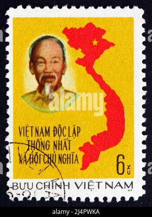 VIETNAM - UM 1976: Eine in Vietnam gedruckte Marke zeigt die Vereinigung Vietnams, Karte, um 1976 Stockfoto