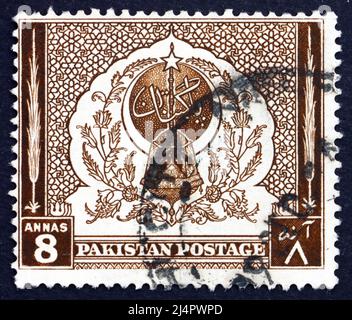 PAKISTAN - UM 1951: Eine in Pakistan gedruckte Briefmarke zeigt Bogen und Lampe des Lernens, 4. Jahrestag der Unabhängigkeit, um 1951 Stockfoto