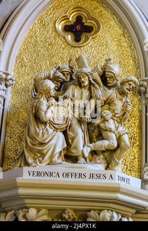 Kunstvoll geschnitzte Darstellungen der Kreuzwegstationen, die Station 6, wo Veronica Jesus ein Handtuch anbietet, Armagh Cathedral, Nordirland. Stockfoto