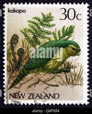 NEUSEELAND - UM 1986: Eine in Neuseeland gedruckte Marke zeigt Kakapo, Eulen-Papagei, Strigops Habroptilus, eine Art von großen flugunsen, bodenlosen Stockfoto