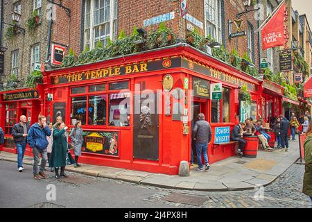 Dublin, Irland - 04.10.2022: Temple Bar ist ein berühmtes Wahrzeichen in Dublins Kulturviertel, das jedes Jahr von tausenden Touristen besucht wird. Menschen in der Nähe Stockfoto